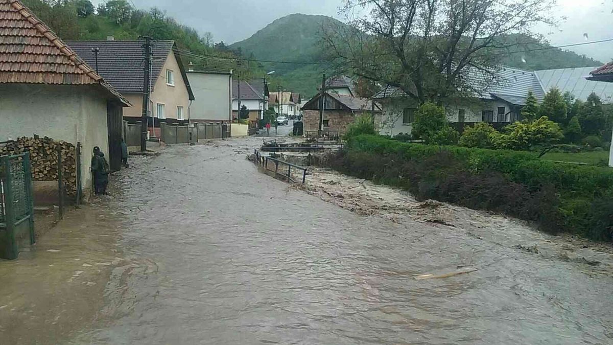 Povodňový stupeň je dál v Loučné v Dašicích na východě Čech